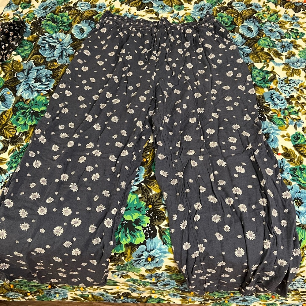 Kohls brand SO wide leg blue floral pants. Size 2X. Has pockets.